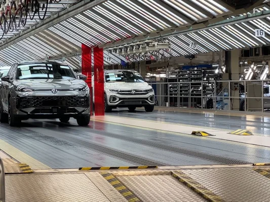 SUV Volkswagen sur la chaîne d'assemblage d'une usine