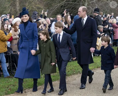 Kate, William et leurs enfants marchant lors d'une sortie publique, éclipsant Meghan et Harry.