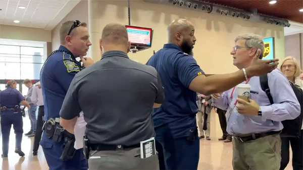 Des policiers observent une altercation lors d'une conférence, où des experts en diabète ont été retirés après avoir distribué des critiques de l'administration Trump.