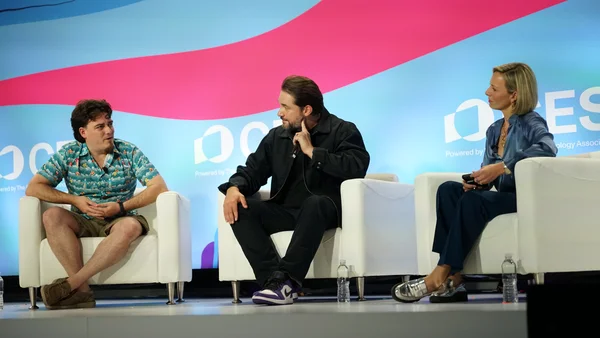 Palmer Luckey, Alexis Ohanian et Caroline Hyde lors d'un panel au CES 2026.