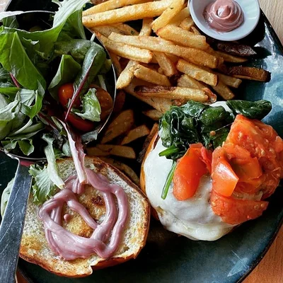 Un burger gastronomique servi chez Batifol à Cambridge, une option pour accompagner les matchs.