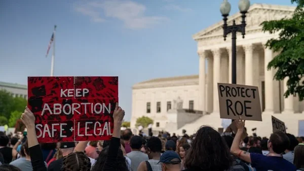 Manifestants pro-avortement devant la Cour suprême des États-Unis, avec des pancartes appelant à protéger le droit à l'avortement.