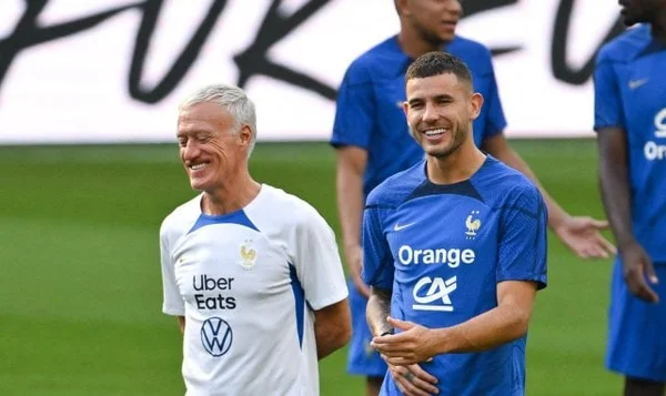 Didier Deschamps et Lucas Hernandez lors d'une séance d'entraînement des Bleus.