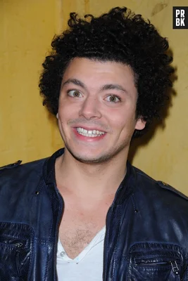 Portrait souriant de Kev Adams, affichant son nouveau look après sa perte de poids.