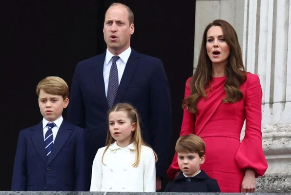 La famille Cambridge au complet sur le balcon de Buckingham Palace.