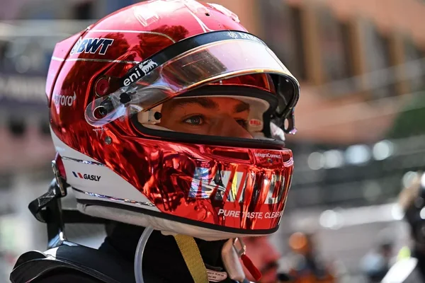 Pierre Gasly, casqué, visiblement concentré avant la course.