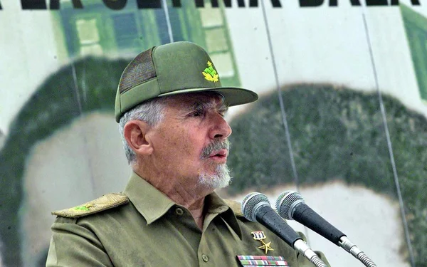 Ramiro Valdés s'adressant à la presse ou à une assemblée, en uniforme.