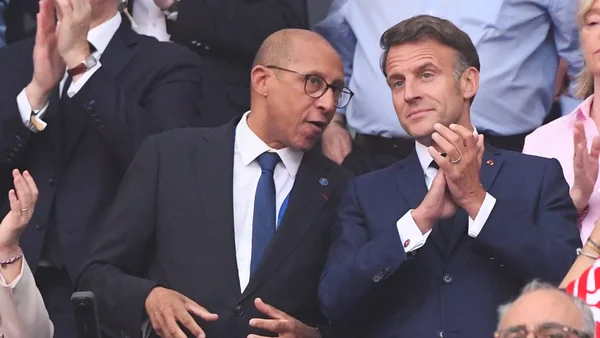 Emmanuel Macron applaudissant lors d'un événement à Clairefontaine.