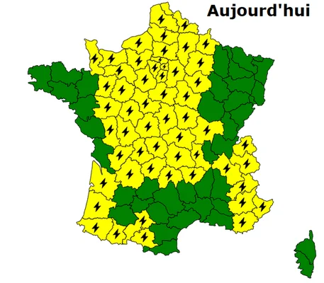 Carte de vigilance météo de la France indiquant des orages localement forts sous la canicule.