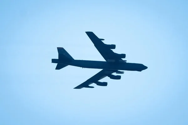 Silhouette d'un bombardier B-52 américain en vol, avec ses huit moteurs et ses ailes caractéristiques.
