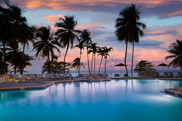 Piscine d'une station Club Med au crépuscule.