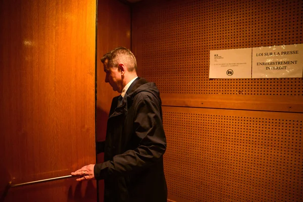 Gaël Perdriau quittant une salle d'audience, après sa remise en liberté avant le procès en appel.