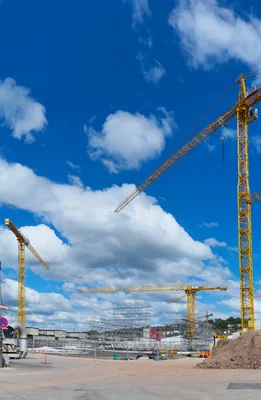 Chantier de Stuttgart 21 avec grues jaunes et structures métalliques, symbole du mégaprojet ferroviaire allemand.