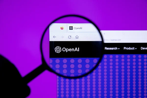 Le logo d'OpenAI sur un écran d'ordinateur, mis en valeur par une loupe.