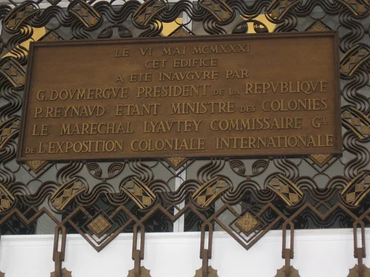 Plaque commémorative de l'Exposition coloniale de 1931, rappelant l'histoire du Palais de la Porte Dorée.