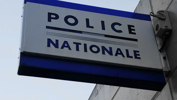 Enseigne 'POLICE NATIONALE' sur un bâtiment.