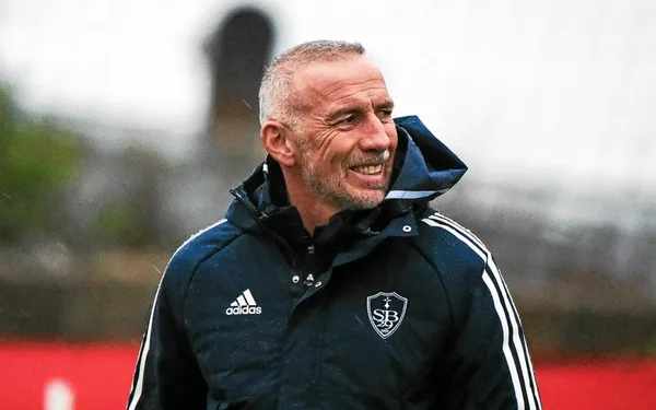 Éric Roy souriant lors d'un entraînement, veste du Stade Brestois.