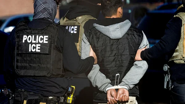 Interpellation par des agents de l'ICE.