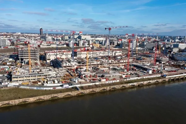 Vue aérienne du chantier du CHU de Nantes, avec les grues et les bâtiments en construction sur l'île de Nantes.