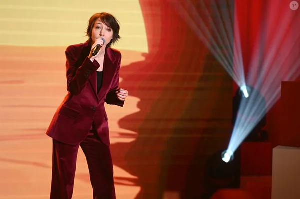 Jeanne Cherhal interprétant sa chanson 'Jean' sur le plateau de 'Vivement dimanche'.