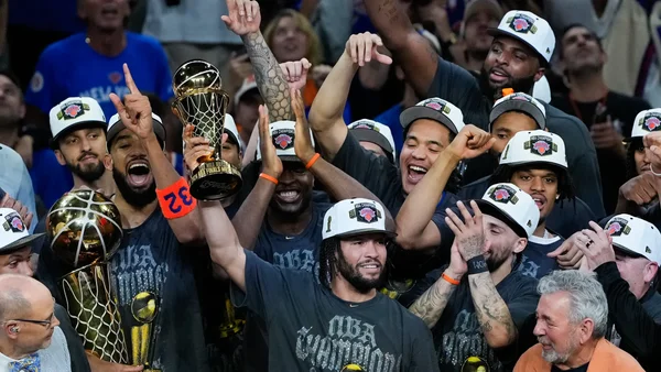 Jalen Brunson et les Knicks célèbrent leur titre NBA 2026 avec le trophée Larry O'Brien.