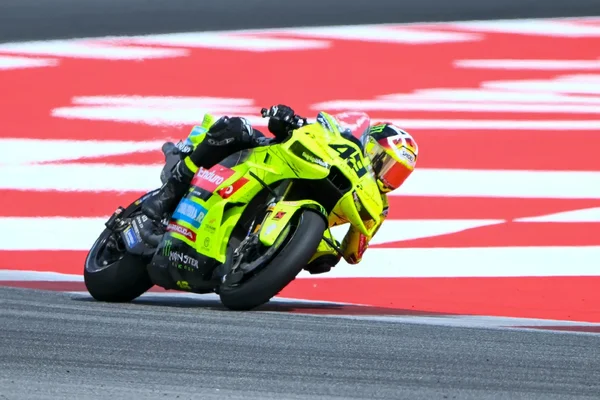 Di Giannantonio en action sur sa moto jaune lors du Grand Prix de Catalogne.