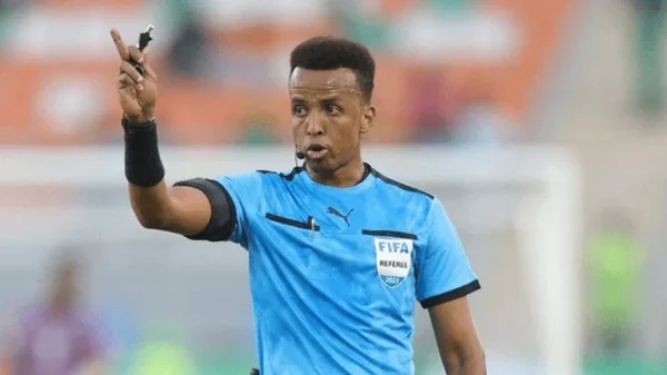 Omar Abdulkadir Artan, l'arbitre somalien au cœur de la controverse, en action sur le terrain.