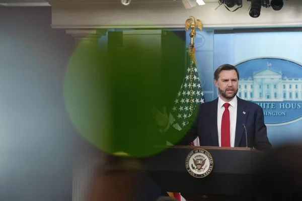 JD Vance s'exprimant à la Maison-Blanche lors d'une déclaration.