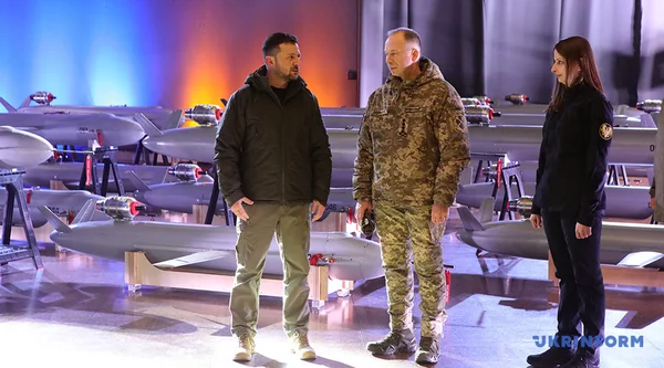 Volodymyr Zelensky présentant le missile-drone longue portée Peklo.
