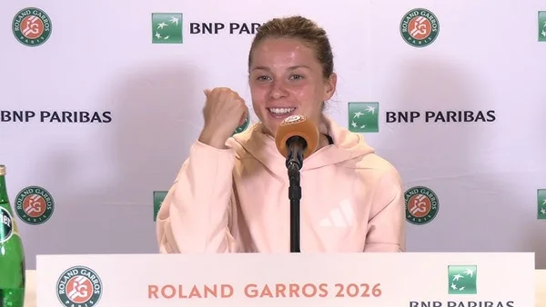 Maja Chwalinska célébrant sa victoire contre Sakkari en conférence de presse à Roland-Garros 2026.