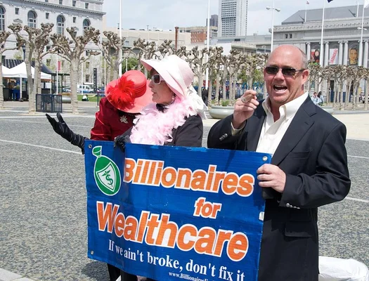 Manifestants arborant une banderole 'Billionaires for Wealthcare' lors d'un rassemblement en faveur de la taxe sur les milliardaires en Californie.