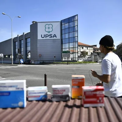 Le laboratoire agenais UPSA s'ouvre à tous les publics, avec des boîtes de médicaments en évidence.