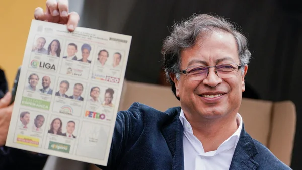 Un électeur tient un bulletin de vote lors de l'élection présidentielle colombienne.
