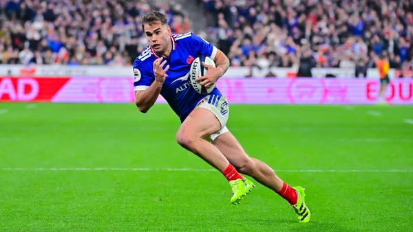 Joueur du XV de France en action lors d'un match, illustrant le forfait d'Alldritt et Boudehent