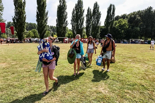 Spectateurs quittant le site de Garorock après l'évacuation, chargés de leurs affaires.