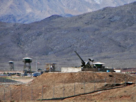 Canon anti-aérien gardant le site nucléaire de Natanz en Iran.