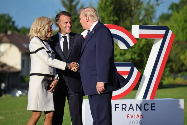 Rencontre officielle devant le panneau du G7, en marge du sommet.