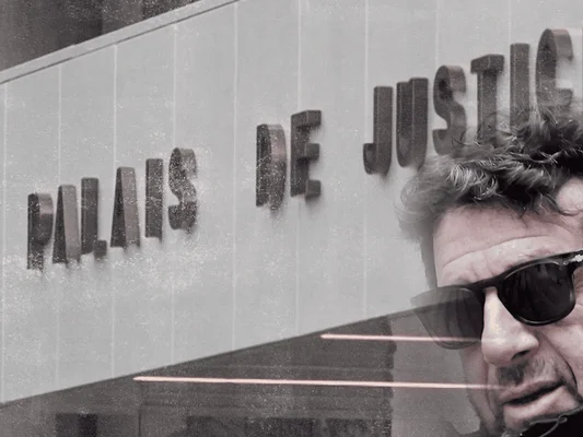 Patrick Bruel devant le Palais de justice, en noir et blanc.