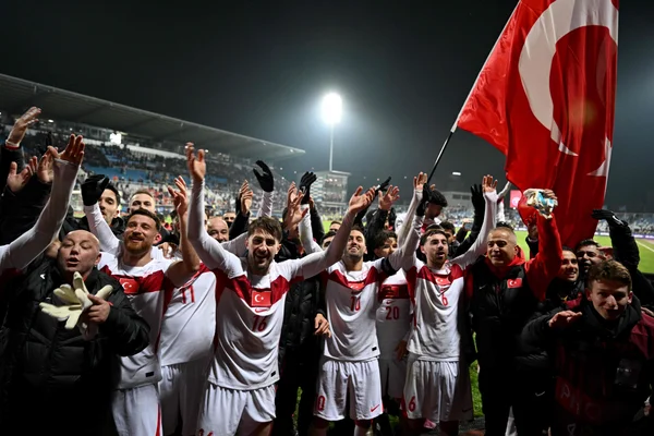 Célébration des joueurs turcs après leur qualification pour la Coupe du monde 2026.