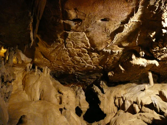 Les grottes de Bétharram, un réseau souterrain aux spectaculaires formations minérales.