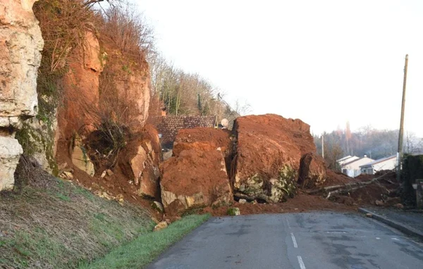 Glissement de terrain à Biarritz : d'énormes blocs rocheux obstruent une route après l'effondrement de la falaise.