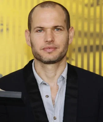 Portrait de Nadav Lapid sur fond jaune.