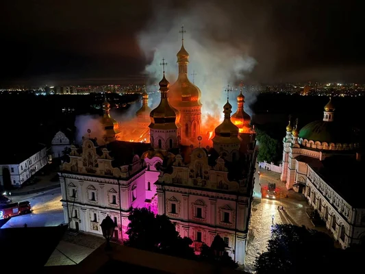 Cathédrale de la Laure des Grottes en flammes après une attaque russe, vue aérienne nocturne.