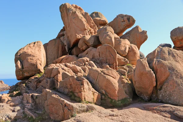 Le Sentier des Douaniers à Ploumanac'h en Bretagne, avec ses rochers de granit rose typiques.