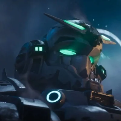 Gros plan sur la tête d'un Gundam aux yeux verts lumineux dans Gundam Rogue Orbit.