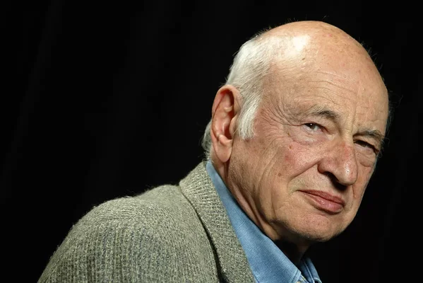 Edgar Morin en pull gris et chemise bleue.