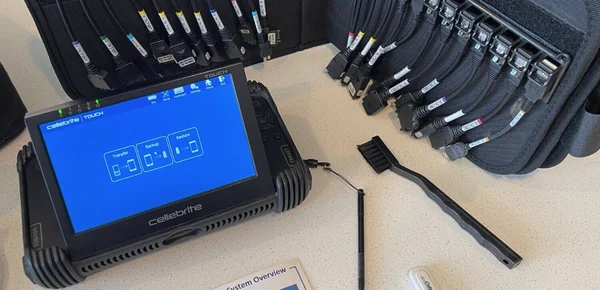 Appareil Cellebrite UFED Touch avec câbles d'extraction et accessoires.