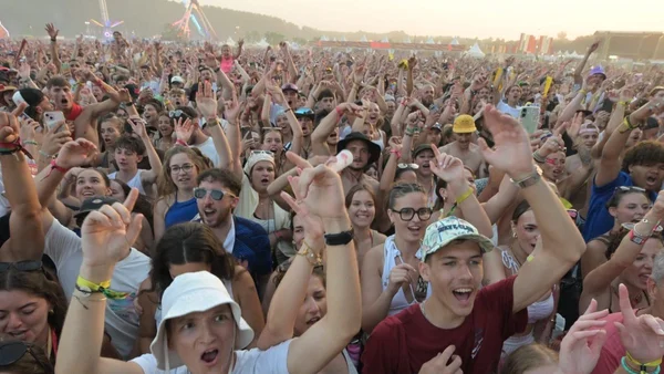 Festivaliers enthousiastes à Garorock avant l'évacuation de 20 000 personnes.