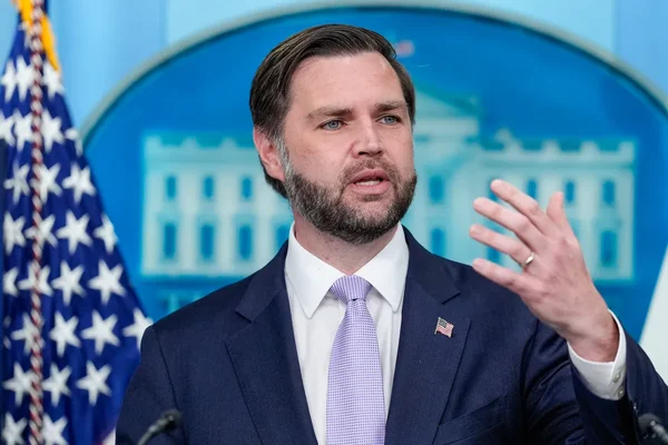 JD Vance s'adressant à la presse depuis un pupitre officiel, évoquant l'accord sur le nucléaire iranien.