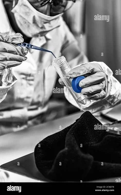 Laboratoire de médecine légale. Scientifique médico-légal examinant les cheveux, à la recherche de l'ADN Photo Stock - Alamy